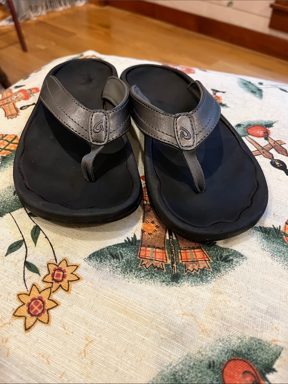 OluKai Womens Pewter Leather Flip Flop Sandals - Picture 8 of 8